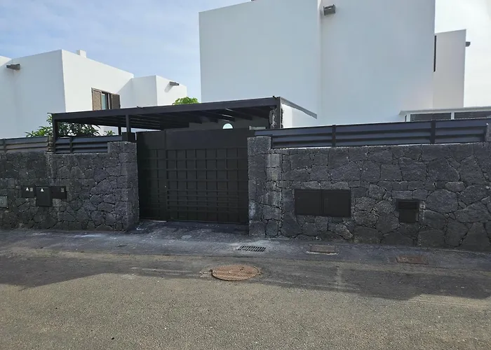 Casa Los Volcanes a primera línea del mar Teguise 